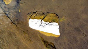 El agua y la piedra forman la escultura